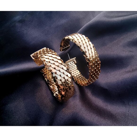 Rare Find Vintage Whiting and Davis Mesh Snake Skin Gold Tone Hoop Earrings - Picture 1 of 4